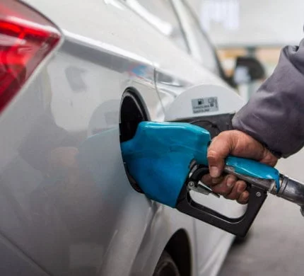 image llenar tanque combustible del coche image llenar tanque combustible del coche • Leathertech World