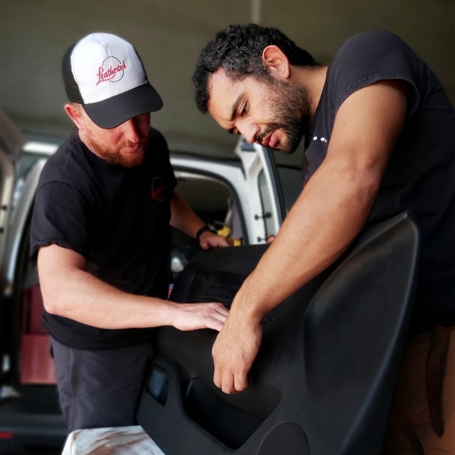 image equipo restauracion pieles cuero leathertech &bull; Leathertech World